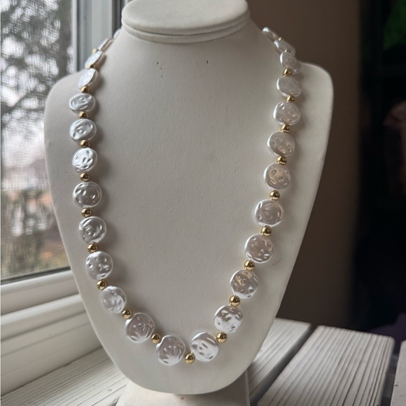 Jewelry - Elegant White and Gold Beaded Necklace